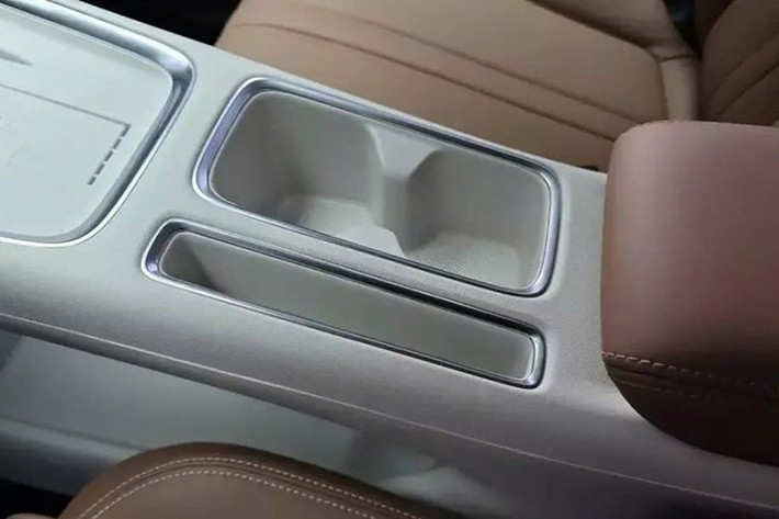 Các tiện ích khác của xe gồm ghế lái chỉnh tay 6 hướng, ghế phụ lái chỉnh tay 4 hướng, trợ lý giọng nói AI, hệ thống âm thanh 6 loa, khởi động máy không cần chìa khóa và điều khiển từ xa qua điện thoại di động.