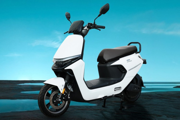 Xe có trọng lượng chỉ 48 kg, dễ điều khiển, song lại có khả năng chở tối đa tới 220 kg, đủ cho hai người lớn và hành lý. SoloEra Solo 1C có ba tùy chọn màu sắc gồm Trắng Lunar, Xanh Nebula và Cam Nova, phù hợp với thị hiếu của nhóm khách hàng trẻ.