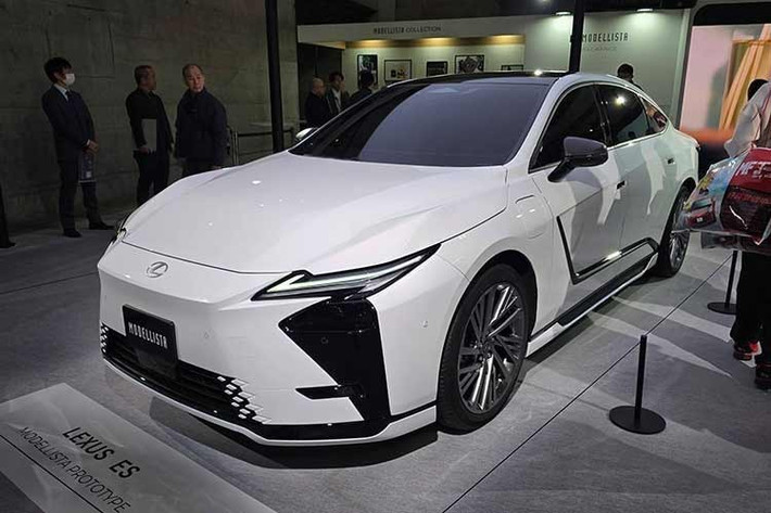 Nhân viên tư vấn bán hàng tại đại lý cho biết Lexus ES 2026 sẽ có giá dao động trong khoảng từ 2,36-3,14 tỷ đồng, tức là không thay đổi so với phiên bản cũ đang bán ở Việt Nam. Tiền đặt cọc dành cho mẫu xe này là 157 triệu đồng.