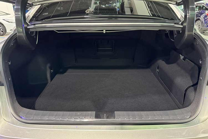 Trong khi đó, Lexus ES 500e 2026 được trang bị mô-tơ điện mạnh 338 mã lực, hệ dẫn động 4 bánh và pin 75 kWh. Xe được kỳ vọng có thể chạy tối đa 530 km sau mỗi lần sạc đầy theo tiêu chuẩn WLTP.