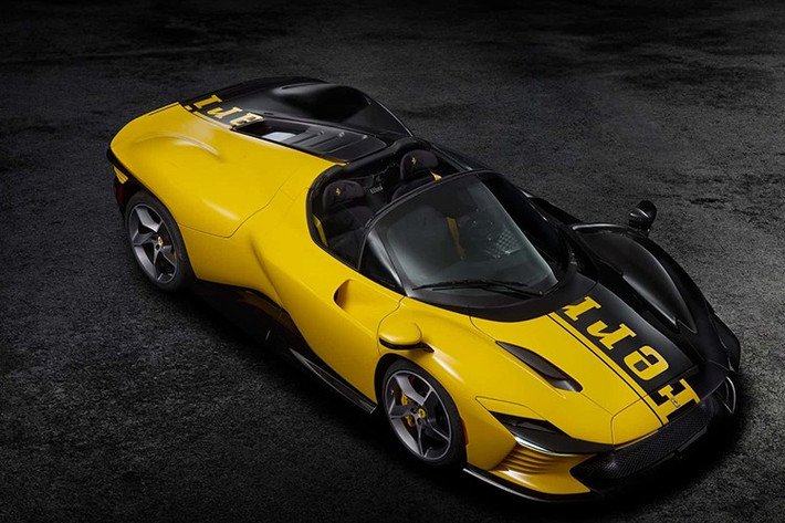 Động cơ V12 sản sinh công suất 829 mã lực và mô-men xoắn 514 pound-feet (697 Nm) giúp xe tăng tốc từ 0 đến 62 dặm/giờ (0 đến 100 km/giờ) trong 2,85 giây. Chiếc xe tăng tốc 1/4 dặm trong khoảng 10,0 giây và đạt tốc độ tối đa 211 dặm/giờ (340 km/giờ), trong khi hộp số tự động ly hợp kép 7 cấp chuyển số nhanh sẽ truyền lực đến bánh sau.