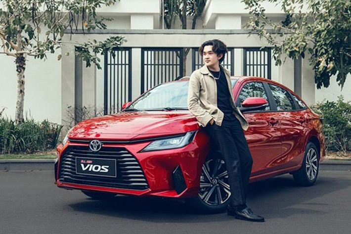 Không loại trừ khả năng Toyota sẽ đồng thời giới thiệu cả Vios xăng thế hệ mới, sau một thời gian trì hoãn do liên quan đến lùm xùm kiểm định an toàn của nền tảng DNGA.