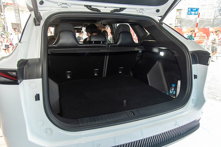 Trang bị an toàn của xe cũng rất đầy đủ tới 7 túi khí, cảm biến áp suất lốp và camera 540 độ, hệ thống kiểm soát hành trình thích ứng, giới hạn tốc độ kèm cảnh báo, đèn tự động điều chỉnh xa/gần, cảnh báo điểm mù, hỗ trợ chuyển làn,...