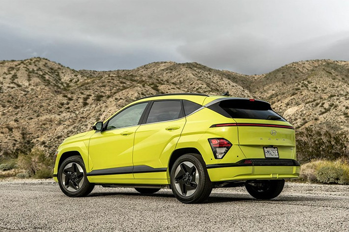 Việc cắt giảm mạnh mẽ này đồng nghĩa người dùng sẽ không còn lựa chọn các bản SEL, Limited hay N Line. Kona Electric SE 2026 nhiều khả năng vẫn sử dụng bộ pin 48,6 kWh, cho phạm vi hoạt động khoảng 322 km, thua xa con số 488 km của Nissan Leaf 2026 – mẫu xe còn có giá thấp hơn gần 3.000 USD.