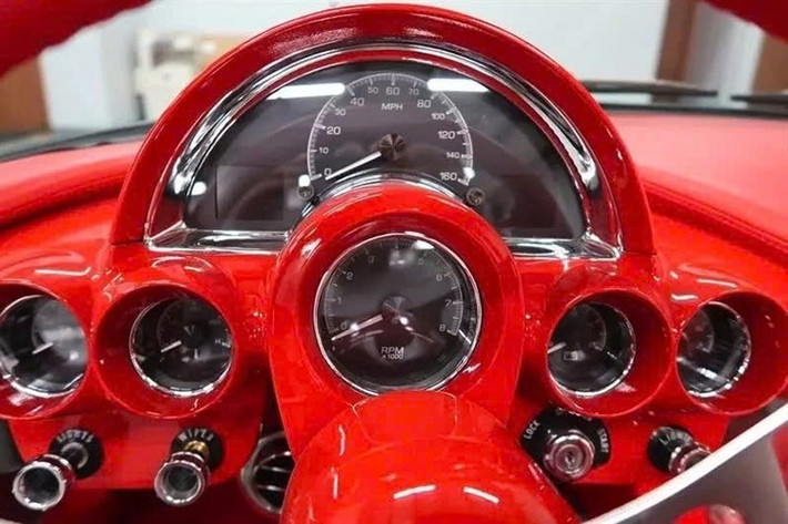 Chiếc Corvette trong bài viết này này đã bỏ lại khối động cơ nhỏ và giờ đây sở hữu sức mạnh khủng khiếp nhờ bản thiết kế tùy chỉnh vừa được hoàn thiện gần đây. Xe được hoàn thiện vào tháng 9/2023 và sau 2 năm, chiếc Corvette này cần tìm chủ mới và hiện nó vẫn trong tình trạng hoàn hảo.