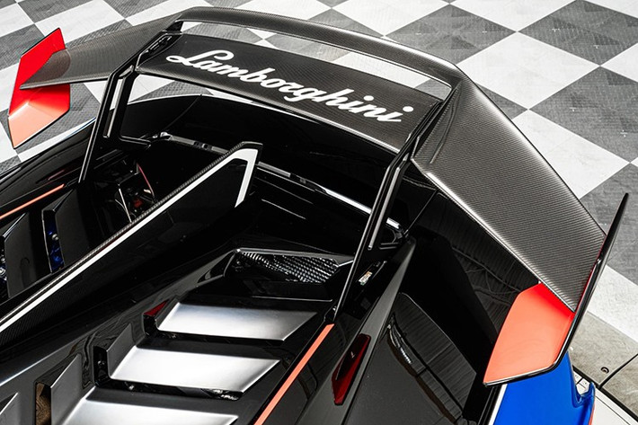 Cản sau của Huracan STJ được cá nhân hóa với chất liệu sợi carbon với số tiền 9.500 USD quy đổi 248 triệu đồng, cánh gió khí động học cỡ lớn bằng sợi carbon trang trí logo "Lamborghini" có giá lên đến 9.500 USD quy đổi 248 triệu đồng.