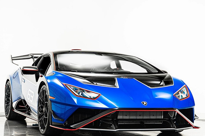 Lamborghini Huracan STJ là phiên bản đặc biệt nhằm kỷ niệm siêu xe động cơ V10 hút khí tự nhiên cuối cùng, với số lượng 10 chiếc. Xe ra mắt vào tháng 4/2024 và bắt đầu bàn giao đến khách hàng vào giữa năm nay. Mỹ là thị trường đầu tiên của Huracan STJ có mặt.