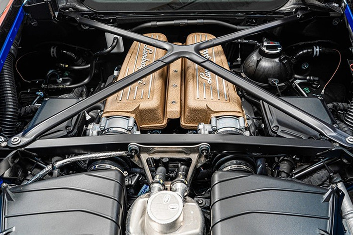 Lamborghini Huracan STJ trang bị động cơ V10 hút khí tự nhiên 5.2L (giống với Huracan STO), sản sinh công suất 640 mã lực và mô-men xoắn 565 Nm. Kết hợp hộp số ly hợp kép 7 cấp LDF (Lamborghini Doppia Frizione) và hệ dẫn động cầu sau.