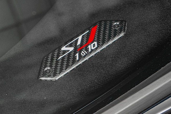 Mỗi chiếc siêu xe phiên bản đặc biệt có huy hiệu "STJ 1 di 10" và chủ nhân còn thiết kế riêng huy hiệu mang quốc kỳ Mỹ.
