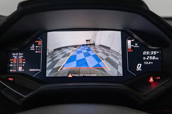 Một số tính năng an toàn trang bị miễn phí trên các mẫu xe phổ thông nhưng lại là tuỳ chọn trên Huracan, đơn cử như cảnh báo trộm có giá 700 USD quy đổi 18,3 triệu đồng, kiểm soát hành trình tiêu chuẩn có giá 1.000 USD quy đổi 26,1 triệu đồng...