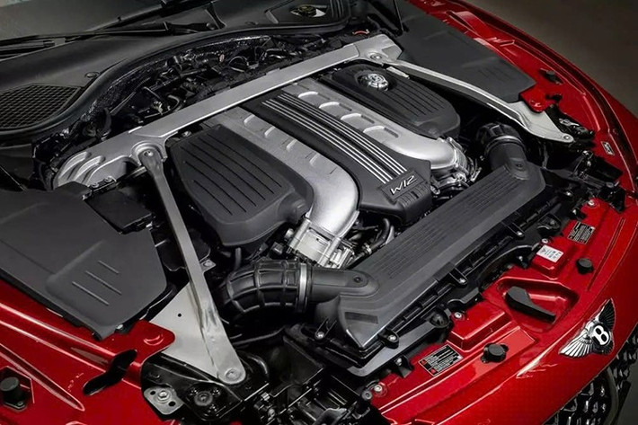 Nguồn cung cấp sức mạnh cho Bentley Bacalar là động cơ xăng W12, dung tích 6.0L, tạo ra công suất tối đa 650 mã lực và mô-men xoắn cực đại 900 Nm. Ngoài ra, xe còn có hộp số tự động ly hợp kép 8 cấp và hệ dẫn động 4 bánh. Nhờ đó, xe có thể tăng tốc từ 0-96 km/h trong 3,5 giây.