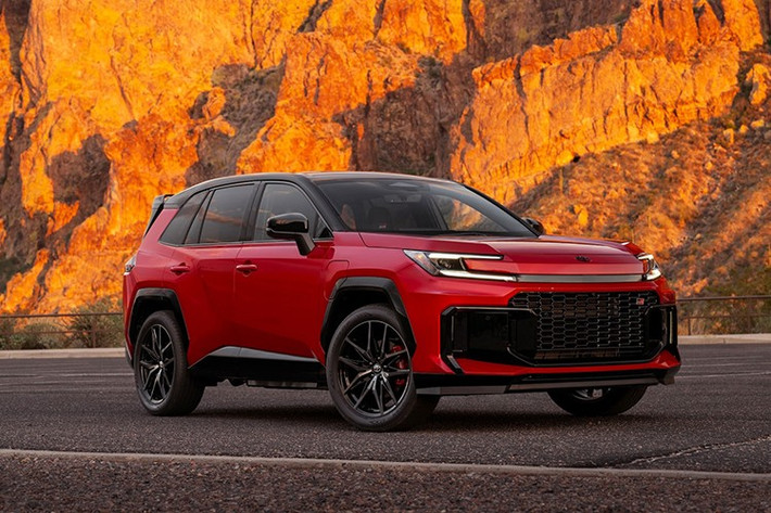 Hệ thống giải trí Toyota Audio Multimedia mới hỗ trợ 5G, điều hướng đám mây, phát nhạc tích hợp Spotify và SiriusXM, trợ lý ảo “Hey Toyota”, cùng Apple CarPlay và Android Auto không dây. Toyota RAV4 Hybrid 2026 sẽ có mặt tại các đại lý Mỹ từ tháng 12 năm nay, trong khi bản plug-in hybrid sẽ lên kệ vào mùa xuân 2026. Giá khởi điểm dự kiến từ dưới 30.000 USD.