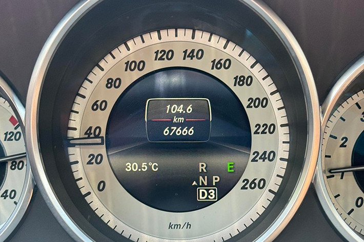 Động cơ này kết hợp cùng hộp số tự động 7 cấp 7G-Tronic Plus, nhờ đó mà xe có khả năng tăng tốc từ vị trí xuất phát lên 100 km/h chỉ trong 4,8 giây trước khi đạt vận tốc tối đa 250 km/h.