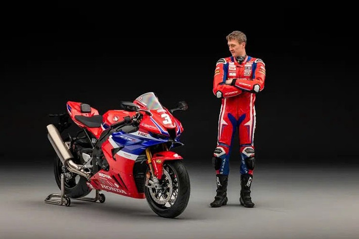 Giải đua Isle of Man TT năm nay đã đi vào lịch sử, với các tay đua tham gia lập nên hàng loạt kỷ lục khó có thể bị phá vỡ. Trong số những người lập kỷ lục có tay đua chuyên nghiệp người Anh Dean Harrison, người không chỉ giành được 2 chiến thắng ở hạng mục Superstock mà còn lập được vòng đua nhanh thứ ba trong lịch sử TT – với tốc độ trung bình 135,692 dặm/giờ (218.375 km/giờ).