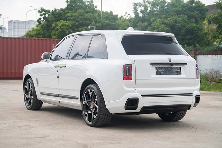 Trước đó từng có một chiếc Cullinan khác thuộc thế hệ mới được đưa về Việt Nam với ngoại thất màu đen. Chiếc xe này được đưa về nước thuộc phiên bản Black Badge có ngoại thất màu trắng. Black Badge là phiên bản thể thao của Rolls-Royce Cullinan. Theo đó, xe sở hữu một số chi tiết khác biệt so với bản thường.