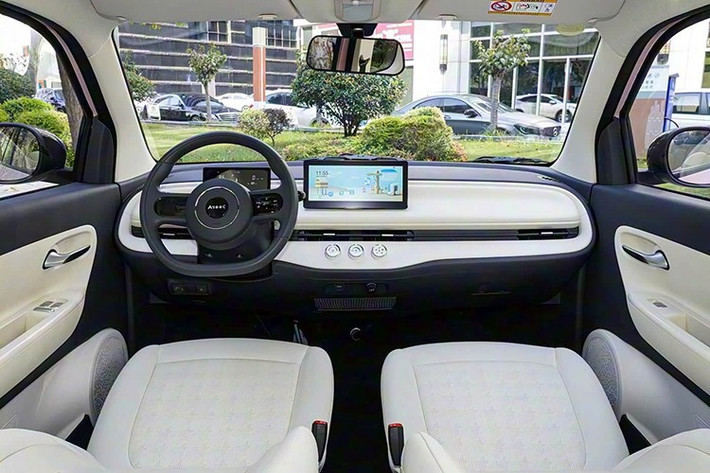 Aishang A100C sử dụng một môtơ điện đặt ở trục sau, công suất 51 mã lực và mô-men xoắn 83 Nm. Cấu hình này ưu tiên phản ứng tức thì ở tốc độ thấp, phù hợp các tình huống dừng–đi liên tục trong phố. Dẫn động cầu sau cũng giúp phân bổ lực kéo hợp lý ở những pha rẽ chật.
