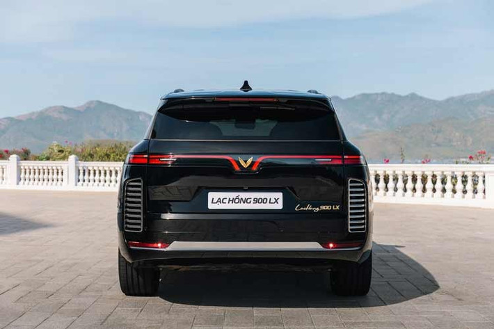 Ngoài ra, xe còn có màn hình thông tin giải trí 15,6 inch cùng hệ thống âm thanh Audison 13 loa vệ tinh với 1 loa siêu trầm và 1amply rời. Phía sau là hàng ghế nguyên thủ siêu rộng, đi kèm bệ tì chân, vách ngăn khoang lái bằng kính cách âm, rèm chỉnh điện cũng như điện đàm cho phép trao đổi giữa khoang trước và sau.