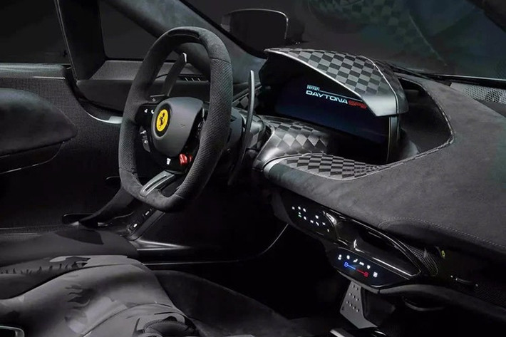 Khác với các siêu xe Ferrari đấu giá trước đó, chiếc Daytona SP3, này thực sự nổi bật với ngoại thất được sơn 2 màu là vàng và đen, chia đều 2 bên theo chiều dọc, thay vì kiểu phân bổ màu nửa thân trước và nửa thân sau xe. Nội thất có ghế ngồi rất cá tính so với 599 xe còn lại.
