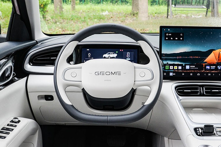 Vị trí thứ tư gọi tên Hongguang Mini EV, mẫu xe từng giữ vị trí Top 1 trên thị trường xe điện cỡ nhỏ, với 171.064 xe bán ra. Trong khi đó, BYD Qin Plus đứng thứ năm với 163.603 xe, tiếp tục là đại diện tiêu biểu của dòng sedan hybrid cắm sạc phổ thông.