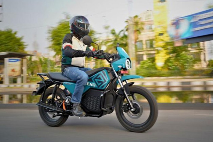 Mẫu xe máy điện Zeno Emara được xây dựng theo hướng chức năng là trên hết. Nhưng đằng sau thiết kế đơn giản là nhiều ý tưởng thông minh. Hiện mẫu xe này đang bán khá chạy tại thị trường tỷ dân Ấn Độ.