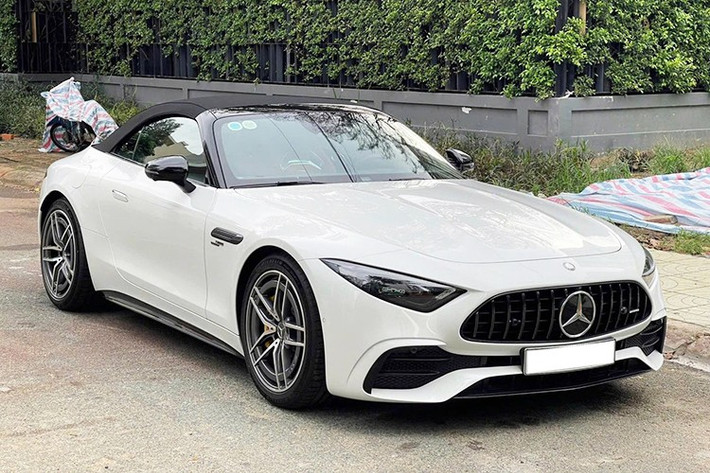 Chưa hết, Mercedes-AMG SL43 còn có thể bổ sung thêm 13 mã lực tạm thời thông qua hệ thống hybrid nhỏ. Sức mạnh trên dòng xe thể thao Mercedes-AMG SL43 sẽ đi kèm với hộp số MCT tự động 9 cấp của AMG, nhờ đó, giúp xe có khả năng tăng tốc từ vị trí xuất phát lên 100 km/h chỉ trong thời gian 4,9 giây, trước khi xe đạt vận tốc tối đa 275 km/h.
