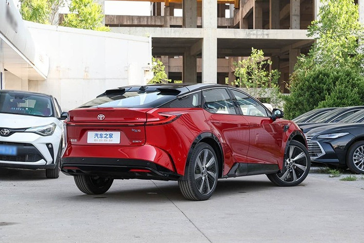 Điểm nhấn về ngoại hình của bZ5 là phần đầu xe lấy cảm hứng từ hình ảnh cá mập đầu búa, khác biệt và cá tính. Xe có kiểu dáng fastback thể thao, tay nắm cửa dạng ẩn cùng cụm đèn LED hiện đại.