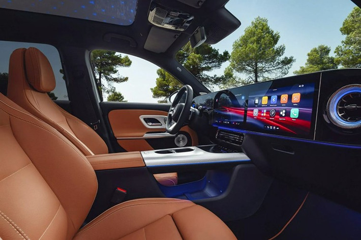 Xe vận hành trên nền tảng MBUX thế hệ thứ 4, tích hợp AI từ Microsoft và Google, giao diện được phát triển bằng Unity Game Engine, và đặc biệt là trợ lý ảo MBUX mới sử dụng nền tảng ChatGPT-4o. Bảng điều khiển phẳng, tối giản hóa nút bấm, mang lại cảm giác hiện đại và đậm chất công nghệ.