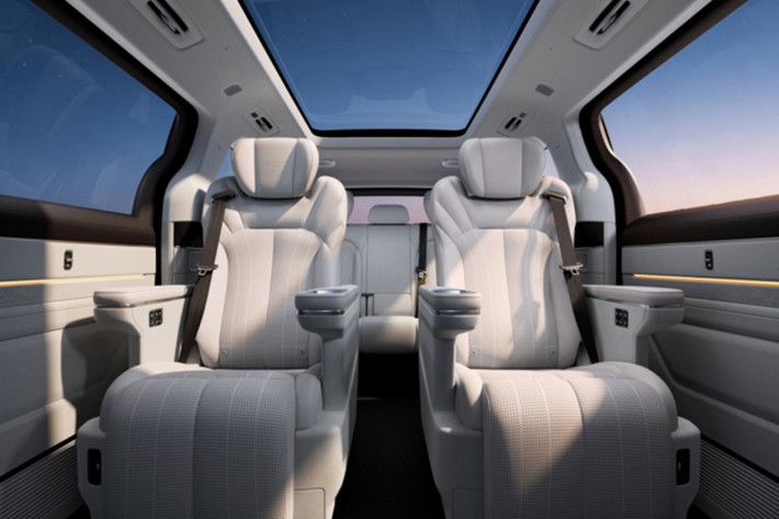 Tất nhiên, Geely Galaxy V900 không chỉ nổi bật vì khoang nội thất khổng lồ. Ngoài ra, xe còn có những trang bị đáng chú ý như logo trước/sau mạ vàng 24K, bảng đồng hồ kỹ thuật số 10,25 inch, màn hình thông tin giải trí 15,4 inch, sạc điện thoại không dây, hệ thống âm thanh Flyme Sound sống động và một chiếc tủ lạnh lớn để chứa đồ.