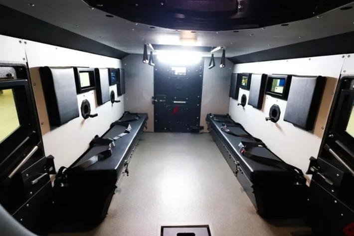 Cung cấp sức mạnh cho Roshel Senator là động cơ diesel Power Stroke V8 6.7L cho công suất 340 mã lực và mô-men xoắn 750 Nm, kết hợp hộp số tự động TorqShift 10 cấp và hệ dẫn động 4x4.