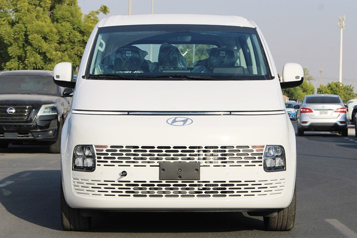 Tại thị trường Malysia, giá xe Hyundai Staria 2025 bản 7 chỗ Prestige dự kiến sẽ có giá thấp hơn mức 368,888 RM (2,3 tỷ đồng) của bản Premium cũ. Trong khi đó, các bản 10 chỗ dự kiến giữ mức giá tương tự: 183,888 RM (1,1 tỷ đồng) cho Lite; 200,888 RM (1,2 tỷ đồng) cho Plus và 215,888 RM (1,3 tỷ đồng) cho Max.