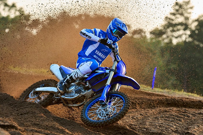 Một trong những điểm nhấn của YZ450F 2026 là hệ thống ly hợp thủy lực thế hệ mới, cho cảm giác kéo nhẹ và mượt hơn đáng kể. Hộp số 5 cấp với thiết kế trục tri-shaft cũng giúp giảm kích thước tổng thể, tăng độ ổn định khi chuyển số liên tục trong điều kiện đường khó.