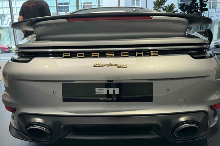 Porsche khai sinh dòng xe thể thao biểu tượng 911 vào 1963, nhưng đến 1974, biến thể Turbo mới xuất hiện. 911 Turbo đánh dấu lần đầu tiên hãng Đức đưa công nghệ tăng áp lên một mẫu xe thể thao thương mại. Trước đó, công nghệ này chỉ được dùng trên các mẫu xe đua motorsport của Porsche.