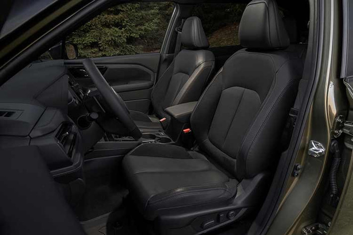 Mặc dù có thể hy sinh mô-men xoắn ở dải tua thấp, Subaru Forester Hybrid 2026 thế hệ mới vẫn duy trì khả năng vận hành linh hoạt nhờ mô-tơ điện chính hỗ trợ truyền lực và mô-tơ phụ kiêm đề nổ, phát điện.