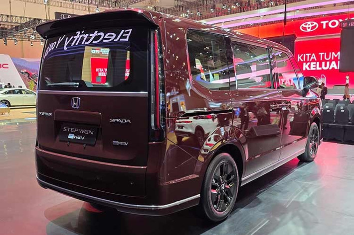 Phiên bản STEPWGN e:HEV SPADA tại Thái sử dụng hệ truyền động hybrid kết hợp giữa động cơ xăng 2.0L mã LFC2 và hai mô-tơ điện loại nam châm vĩnh cửu. Động cơ xăng 4 xi-lanh DOHC 16 van, dung tích 1.993 cc, sản sinh công suất 141 mã lực tại 6.000 vòng/phút và mô-men xoắn 182 Nm tại 4.500 vòng/phút.