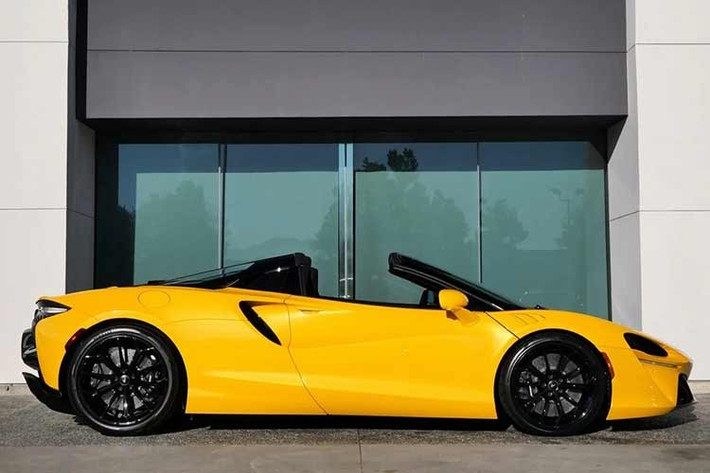 Hai con số tương ứng của bản mui trần Spider là 690 mã lực và 722 Nm. Nhờ đó, xe có thể tăng tốc 0-100 km/h trong 3 giây và đạt tốc độ tối đa 330 km/h ở cả hai phiên bản. Một điểm nhấn nữa của McLaren Artura là hộp số không có số lùi. Thay vào đó, hãng sử dụng mô-tơ điện để giảm trọng lượng cho xe. Mô-tơ điện này chỉ nặng 15 kg nhưng có công suất tối đa 95 mã lực và mô-men xoắn cực đại 225 Nm.