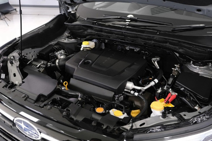 Subaru Forester 2025 vẫn được phát triển trên nền tảng khung gầm Subaru Global Platform, nhưng được tinh chỉnh giúp độ cứng tăng thêm 10%, cải thiện cảm giác lái và độ ổn định thân xe. Hệ thống trợ lực lái điện mới được mượn từ mẫu sedan thể thao WRX, mang lại phản hồi chính xác hơn khi điều khiển.