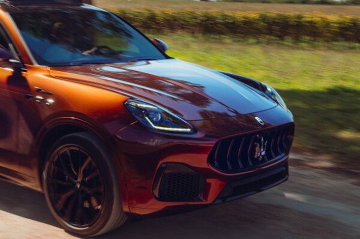 Giovanni Perosino, Giám đốc Tiếp thị và Truyền thông Maserati: “Grecale Tributo Il Bruciato là kết quả của dự án độc quyền xoay quanh bản chất Maserati như biểu tượng của sự sang trọng Ý trên toàn thế giới. Được sản xuất cho số có hạn và gần như may đo, lấy cảm hứng từ truyền thống và thủ công 100% made in Italy.