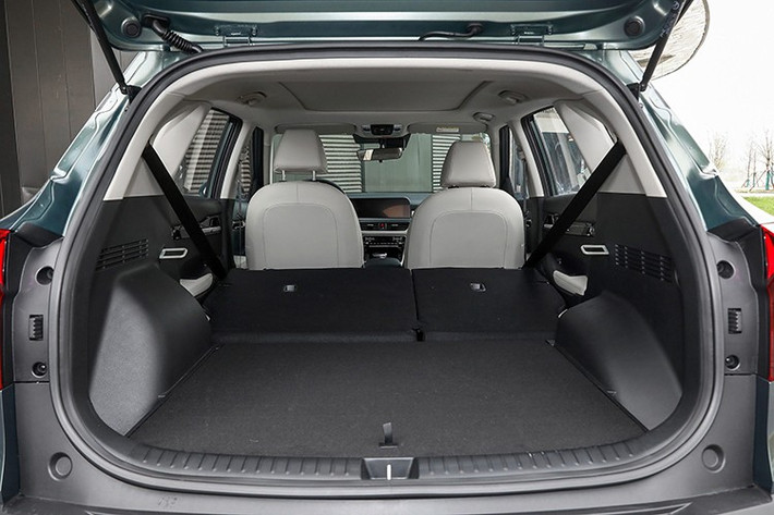 Kia Seltos tại Trung Quốc có mức giá thấp hơn các thị trường khác là do xe được sản xuất trong nước, giúp cắt giảm chi phí vận chuyển, thuế nhập khẩu và một số khoản thuế khác. Chính phủ Trung Quốc cũng thường áp dụng các ưu đãi thuế và hỗ trợ cho xe lắp ráp nội địa, đặc biệt với các mẫu xe có dung tích động cơ nhỏ.