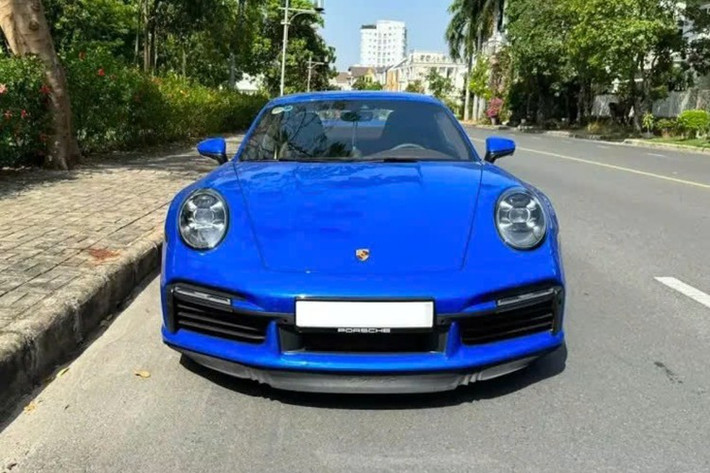 Hiện số lượng xe thể thao tốc độ Porsche 911 Turbo S 992 tại thị trường Việt Nam ước tính hơn 5 xe, nhưng chỉ 1 chiếc mang màu cá nhân hóa nằm trong chương trình sơn Paint to Sample thú vị của Porsche với chi phí từ vài trăm triệu đồng đến cả tỷ đồng,