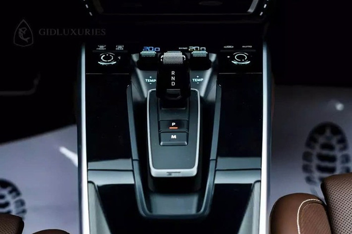 Porsche 911 Turbo S đời 992 hiếm hoi có mặt tại Việt Nam một khối động cơ 6 xy-lanh, dung tích 3.8 lít, tăng áp kép mạnh mẽ cho ra công suất tối đa 640 mã lực, tăng 60 mã lực so với phiên bản cũ và mô-men xoắn cực đại 800 Nm, có thể thấy là tăng thêm 50 Nm so với bản trước.