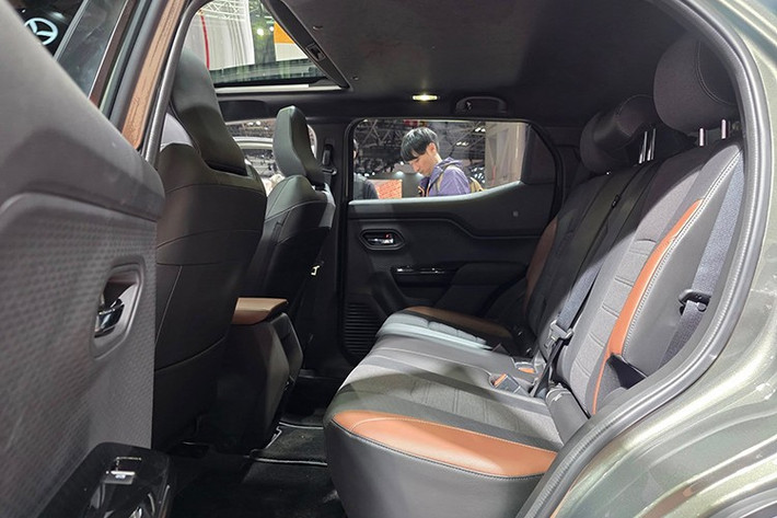 Bản Long Range vẫn là dẫn động cầu trước nhưng sử dụng pin lớn hơn 61 kWh cùng công suất tăng lên 173 mã lực. Trong khi đó, phiên bản cao cấp nhất sử dụng hai mô-tơ điện trước và sau, cho công suất tổng 184 mã lực và mô-men xoắn cực đại 300 Nm, đi kèm hệ dẫn động bốn bánh toàn thời gian.