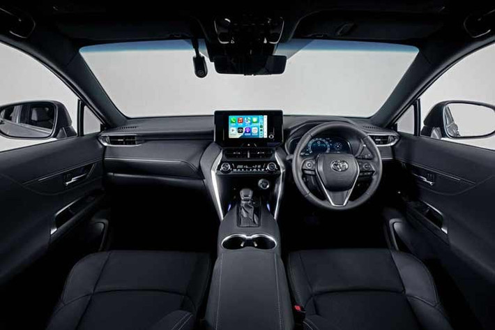 Bên trong khoang lái, mẫu xe SUV Toyota Harrier 2.5 HEV 2026 sở hữu màn hình giải trí 8 inch hỗ trợ Apple CarPlay không dây và Android Auto có dây, kết hợp hệ thống âm thanh 6 loa.