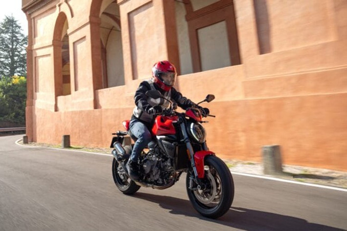 Nhà sản xuất xe máy Borgo Panigale đã giúp chiếc Monster mới dễ dàng điều khiển hơn bằng cách tích hợp gói điện tử với cảm biến IMU 6 trục, ABS khi vào cua, kiểm soát lực kéo, kiểm soát bốc đầu và kiểm soát phanh động cơ. Xe cũng được trang bị hệ thống sang số nhanh cùng bốn chế độ lái: thể thao (Sport), đường trường (Road), đô thị (Urban) và đường ướt (Wet).