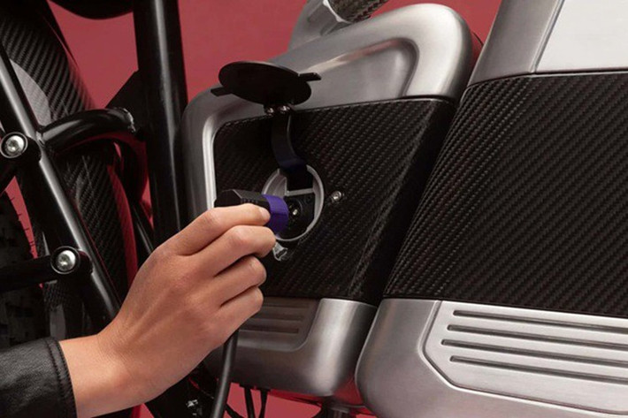 Xe cũng được trang bị ba chế độ lái gồm: Mode (1), Sport (S), Eco (E). Xe sử dụng pin có thể tháo dời với quãng đường vận hành lên gần 145 km/lần sạc.
