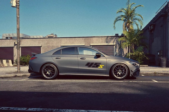 Phiên bản đặc biệt này có ngoại thất Manufaktur Mountain Grey Magno với đồ họa màu đen và vàng trên cửa trước và ốp gương. Chủ đề hai tông màu này được thể hiện trên bánh xe rèn 19 inch màu đen mờ cũng như các điểm nhấn màu vàng tương phản.