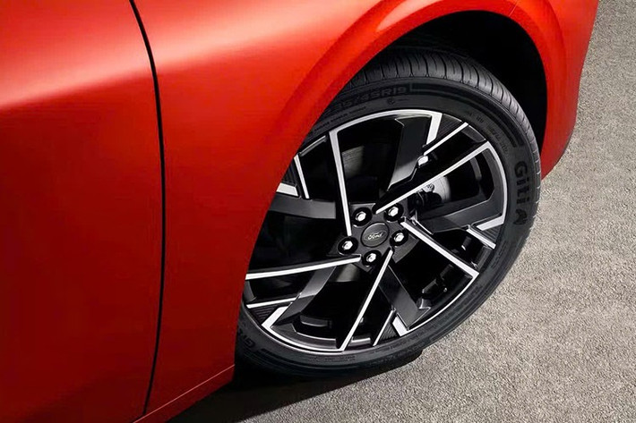 Các cụm đèn chiếu sáng mới ôm lấy lưới tản nhiệt rộng hơn, kết nối với hốc hút gió thể thao phía dưới cản trước. Trong khi đó, đường nét thân xe vẫn được giữ nguyên. Khách hàng có thể lựa chọn các thiết kế mâm xe mới cùng với nhiều tùy chọn màu sắc hơn, tăng thêm tính cá nhân hóa cho chiếc xe.