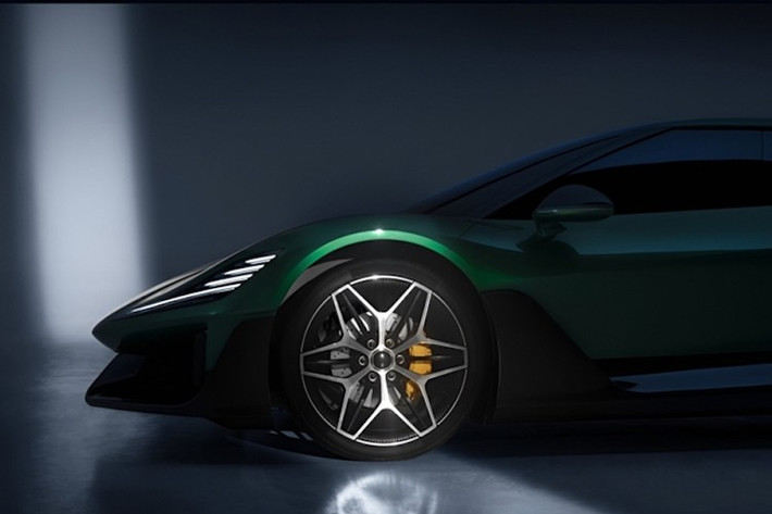 Nhìn từ bên hông, chiếc xe có các tấm ốp dạng cánh lớn ở hai bên và thiết kế cột A ẩn. Xe được trang bị bánh xe sáu chấu kiểu cánh hoa được cố định bằng 6 bu lông.