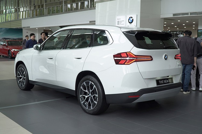 Một trong những nâng cấp đáng kể trên X3 2025 là sự xuất hiện của gói an toàn chủ động ADAS với nhiều tính năng hiện đại như phanh khẩn cấp tự động, ga tự động thích ứng, hỗ trợ giữ làn đường,... Ngoài ra còn có hệ thống camera 360 độ với hỗ trợ đỗ xe thông minh.