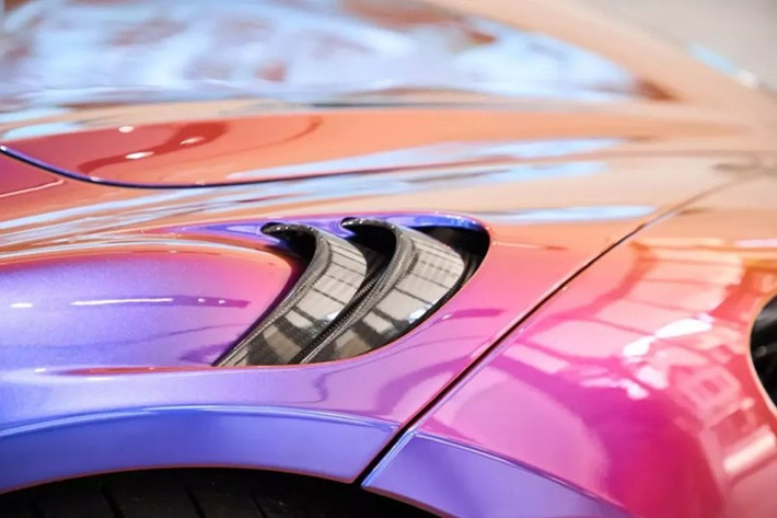 Cuối cùng là hàng loạt chi tiết ở ngoại thất và nội thất bằng carbon, có thể kể đến như nguyên khối bậc cửa, cánh gió trước, khuếch tán sau, nẹp sườn, mang cá trên vòm bánh xe trước, vỏ gương hay ốp hốc gió của đèn pha...