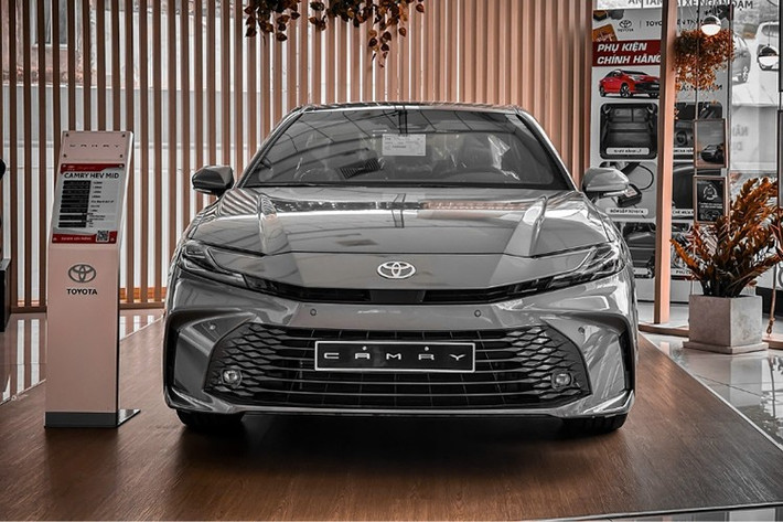 Toyota Camry tiếp tục duy trì sự ổn định với 150 xe bán ra trong tháng 5/2025, tăng 2 xe so với tháng trước. Không chỉ vậy, bản hybrid còn vượt trội hơn bản chạy xăng truyền thống khi Camry xăng chỉ tiêu thụ được 89 xe trong tháng.